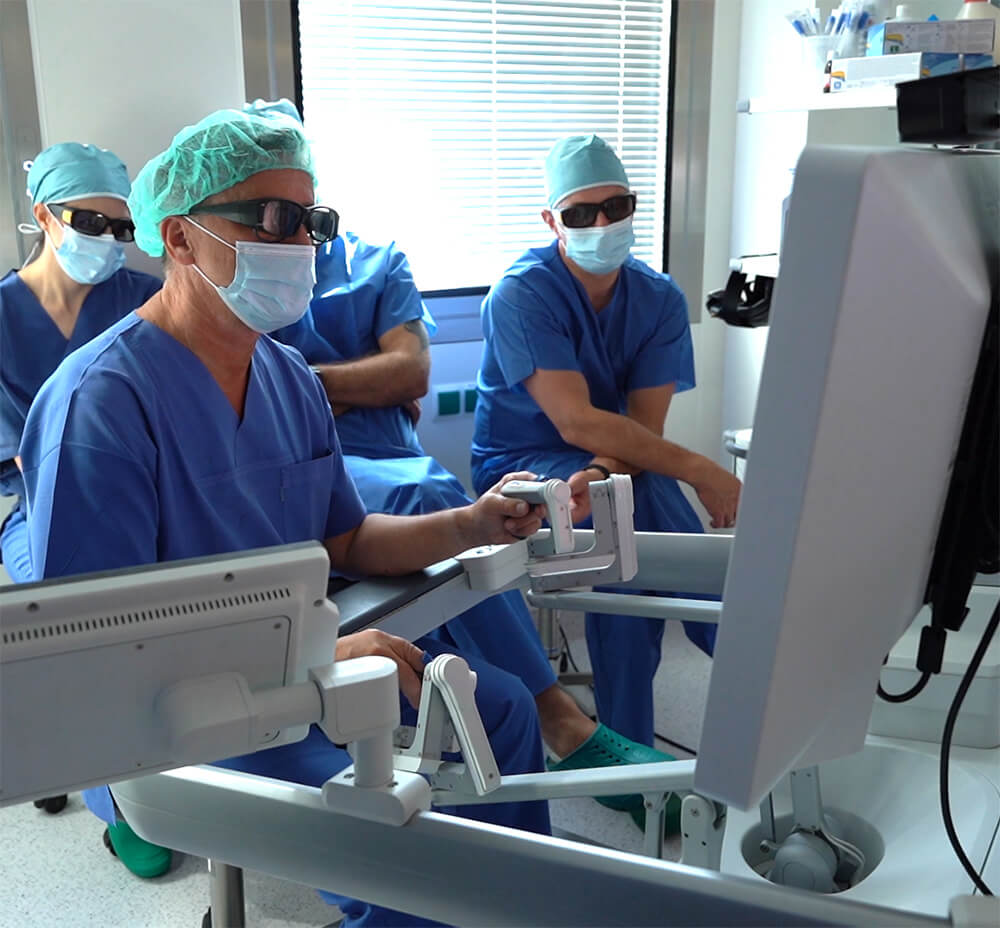 Zespół operacyjny przy konsoli robota chirurgicznego