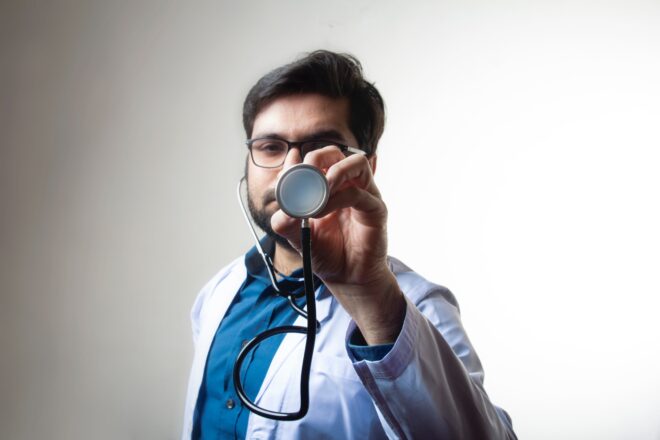 Zdjęcie lekarza, który trzyma w rękach stetoskop