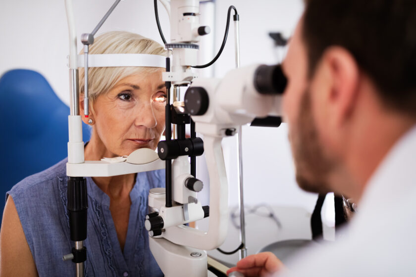 Zdjęcie kobiety podczas badania wzroku