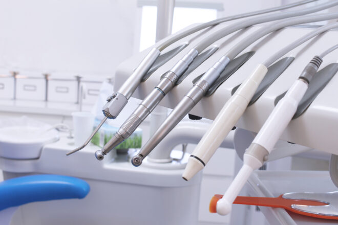 Zdjęcie z gabinetu stomatologicznego. Dobrze widoczne są przyrządy, których stomatolog używa do leczenia.