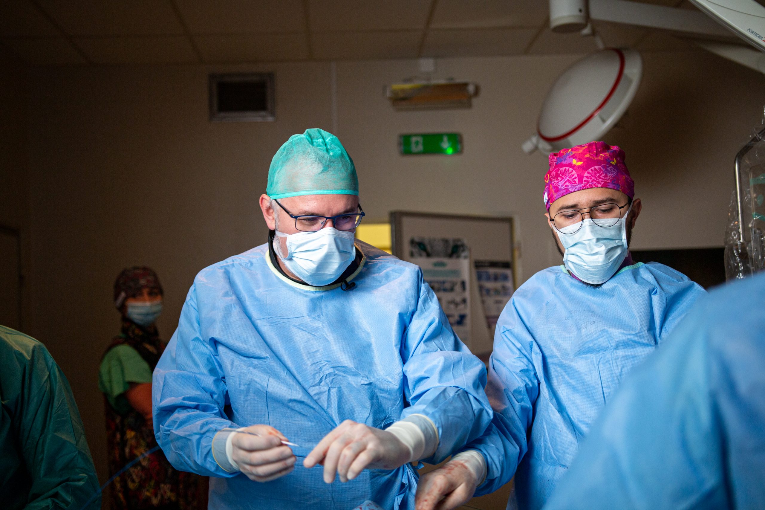 Zdjęcie dwóch lekarzy podczas operacji.