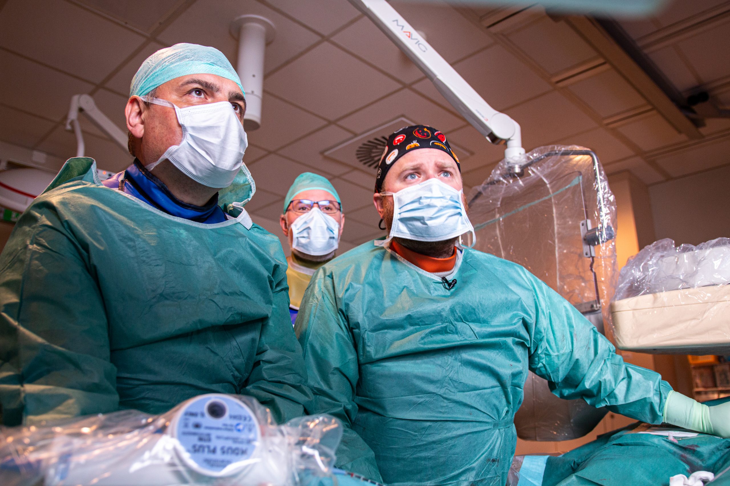Zdjęcie z enzoprotezoplastyki stawu skokowego, na którym widać lekarzy podczas operacji.