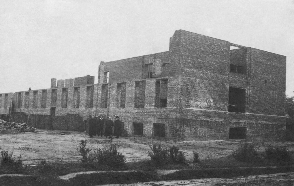 czarno-białe zdjęcie budynku w Łodiz