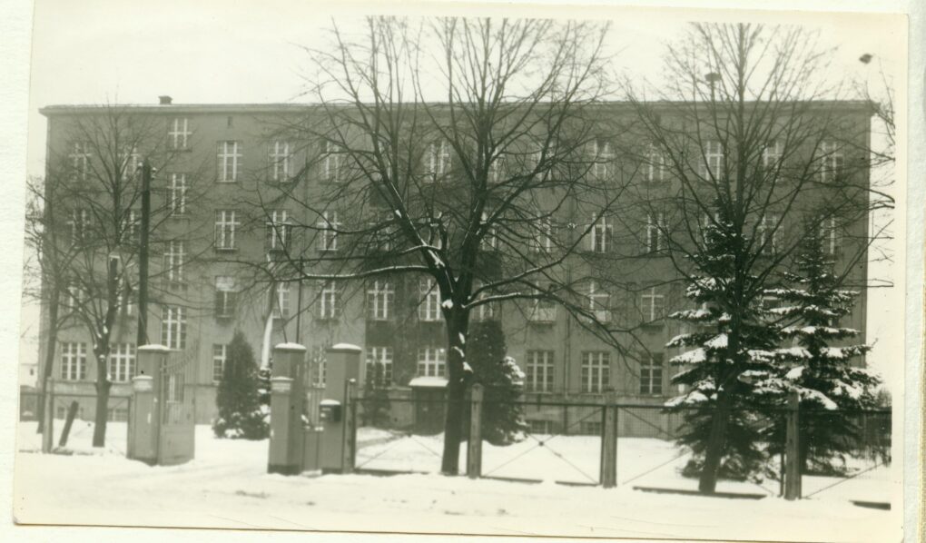 czarno-białe zdjęcie budynku w Łodzi