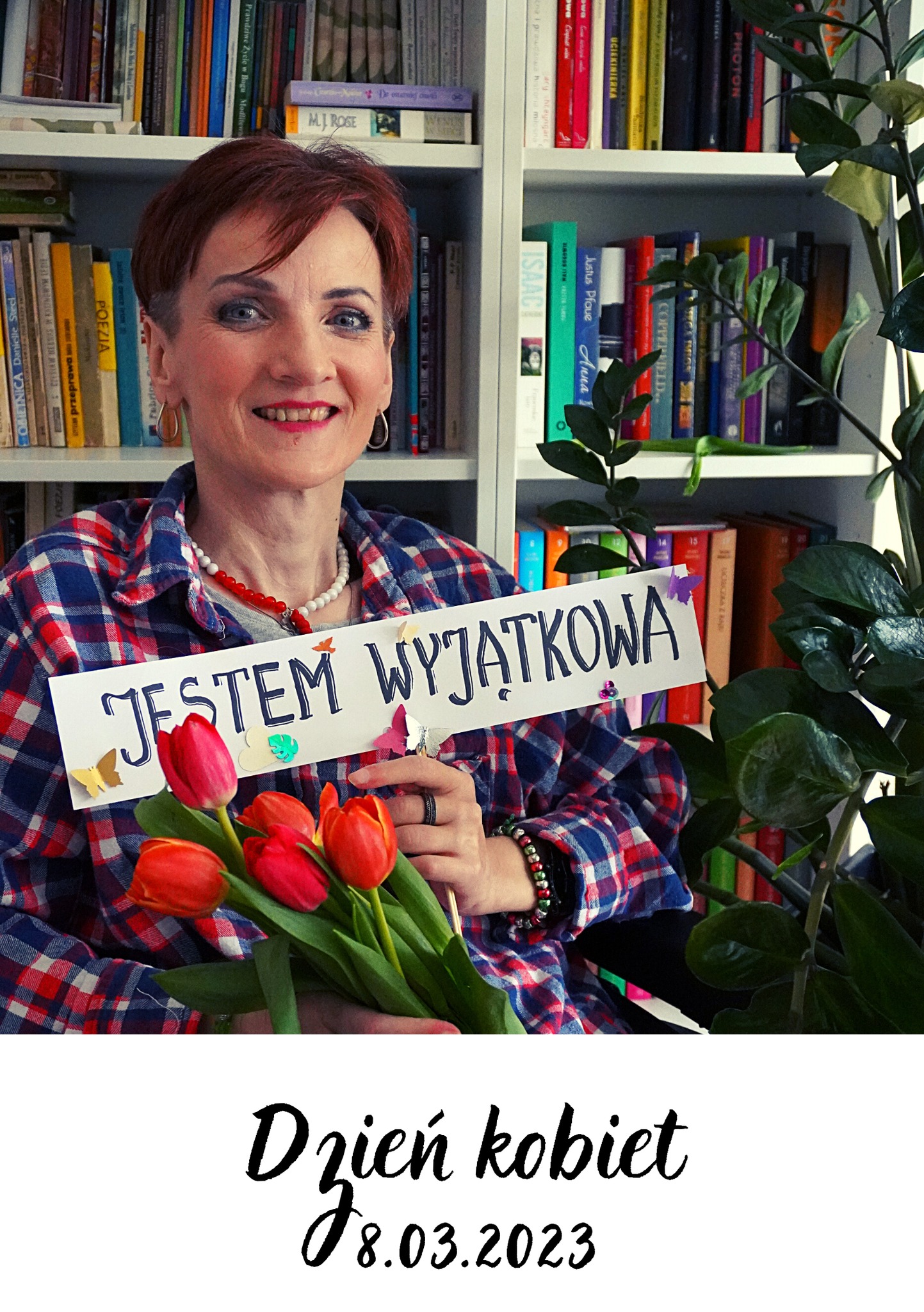 Zdjęcie starsze Pani z kwiatami, która trzyma tabliczkę z napisem "Jestem wyjątkowa".