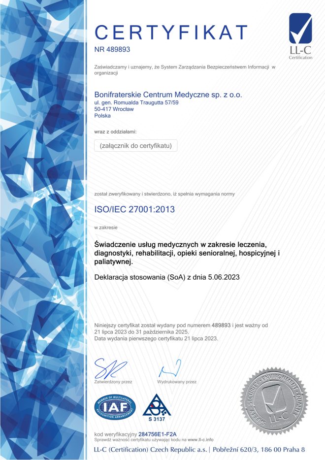 Zdjęcie przedstawia certyfikat ISO 27001:2013 w zakresie świadczenia usług medycznych w zakresie leczenia diagnostyki, rehabilitacji, opieki senioralnej, hospicyjnej i paliatywnej, dla Bonifraterskiego Centrum Medycznego sp. z o.o. we Wrocławiu.