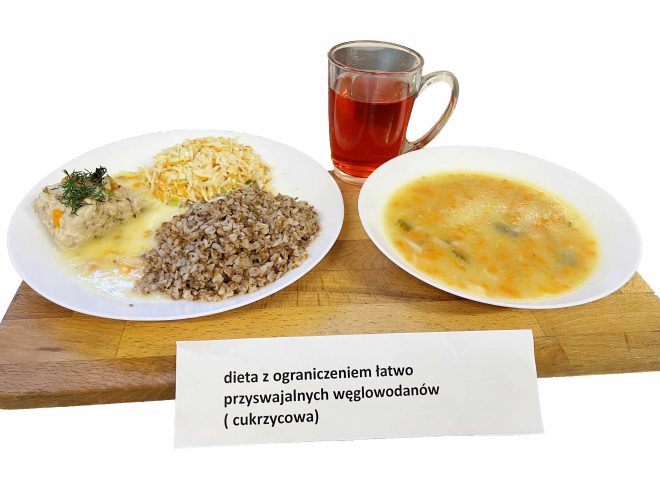 Zdjęcie przedstawia posiłek, obiad zgodnie z dietą z ograniczeniem łatwo przyswajalnych węglowodanów (cukrzycowa)