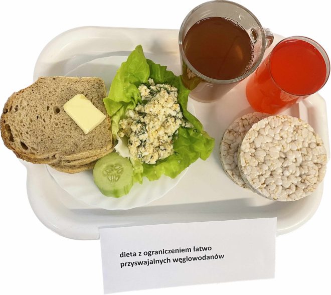 Zdjęcie przedstawia posiłek, śniadanie zgodnie z dietą ograniczającą łatwo przyswajane węglowodany.