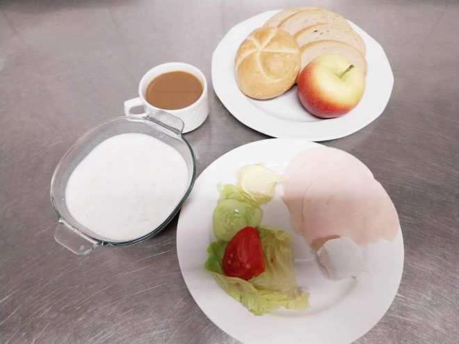 Zdjęcie przedstawia posiłek, śniadanie zgodnie z dietą podstawową.