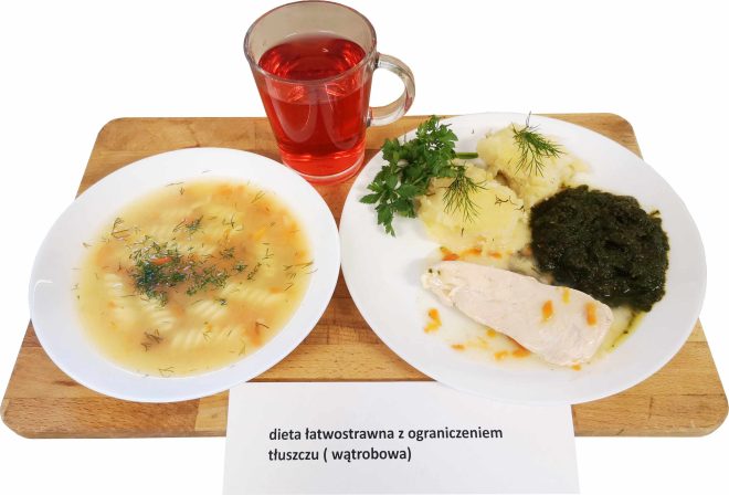 Zdjęcie przedstawia posiłek, obiad zgodnie z dietą łatwostrawną z ograniczeniem tłuszczu (wątrobowa)
