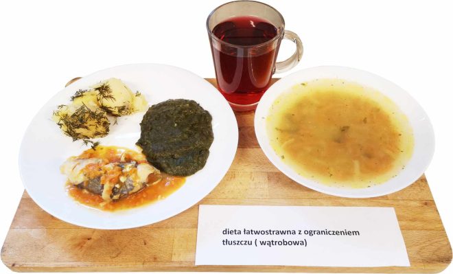 Zdjęcie przedstawia posiłek, obiad zgodnie z dietą łatwostrawną z ograniczeniem tłuszczu (wątrobowa)