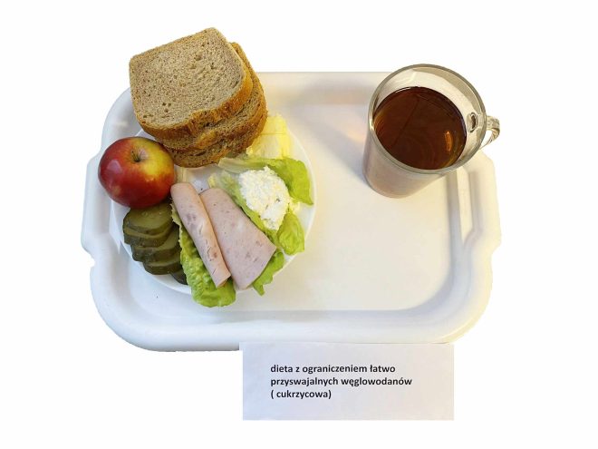 Zdjęcie przedstawia posiłek, śniadanie zgodnie z dietą ograniczającą łatwo przyswajalne węglowodany (cukrzycowa)