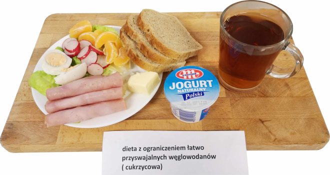 Zdjęcie przedstawia posiłek, śniadanie zgodnie z dietą ograniczającą łatwo przyswajalne węglowodany (cukrzycowa)