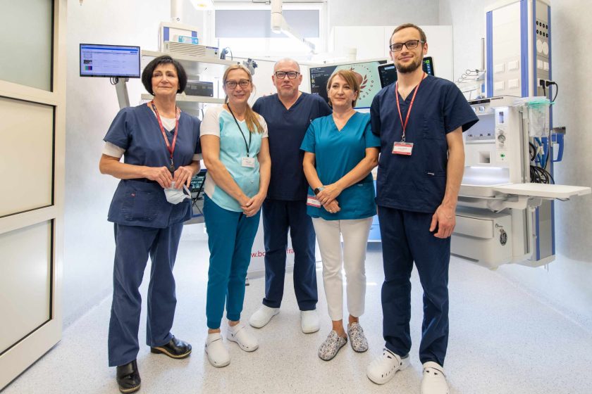 Zdjęcie przedstawia grupę osób - personel medyczny uczestniczących w uroczystości otwarcia nowoczesnej pracowni endoskopowej