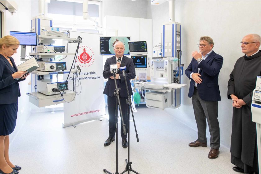 Zdjęcie przedstawia grupę osób uczestniczących w uroczystości otwarcia nowoczesnej pracowni endoskopowej