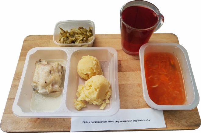Zdjęcie przedstawia posiłek, obiad zgodnie z dietą z ograniczeniem łatwo przyswajalnych węglowodanów