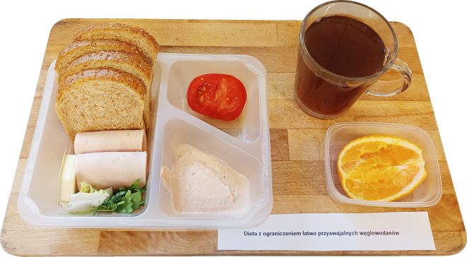 Zdjęcie przedstawia posiłek, śniadanie zgodnie z dietą z ograniczeniem łatwi przyswajalnych węglowodanów
