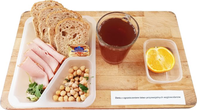 Zdjęcie przedstawia posiłek, śniadanie zgodnie z dietą z ograniczeniem łatwo przyswajalnych węglowodanów