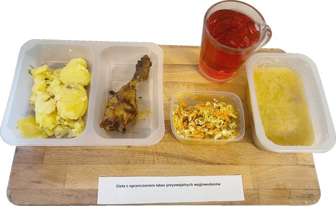 Zdjęcie przedstawia posiłek, obiad zgodnie z dietą z ograniczeniem łatwo przyswajalnych węglowodanów