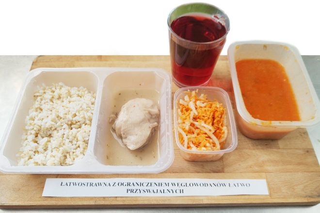 Zdjęcie przedstawia posiłek, obiad zgodnie z dietą łatwostrawną z ograniczeniem łatwo przyswajalnych węglowodanów