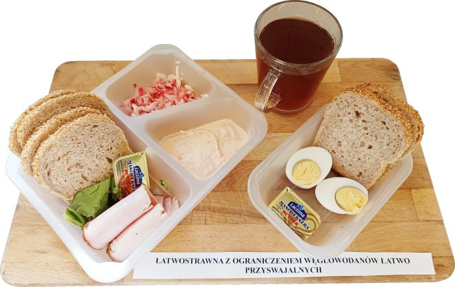 Zdjęcie przedstawia posiłek, śniadanie zgodnie z dietą łatwostrawną z ograniczeniem łatwo przyswajalnych węglowodanów