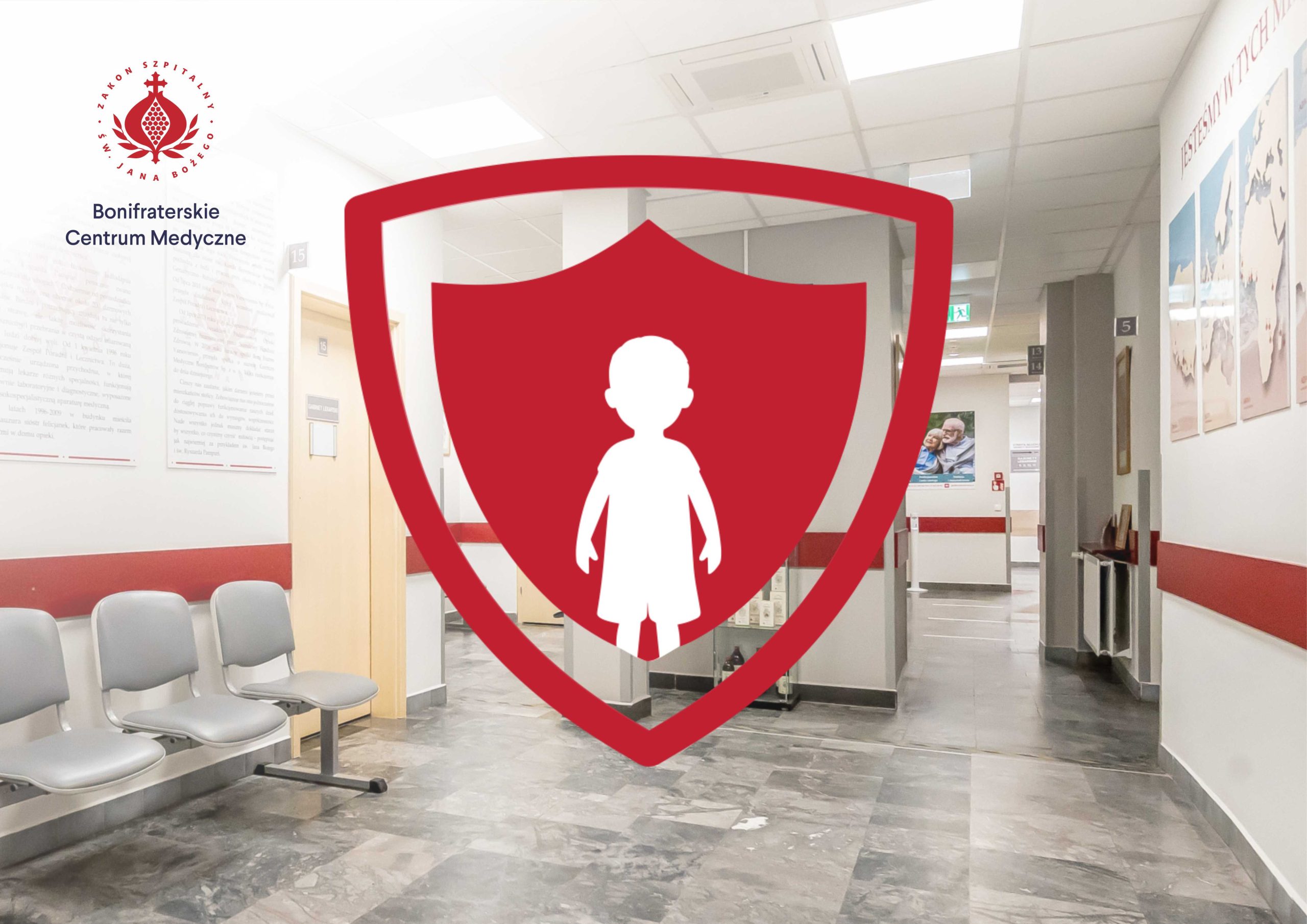 Grafika obrazuje korytarz i poczekalnię dla pacjentów w Bonifraterskim Centrum Medycznym. Na środku zdjęcia widoczny jest duży symbol tarczy ochronnej z motywem dziecka, a w lewym górnym narożniku zdjęcia znajduje się logotyp Bonifraterskiego Centrum Medycznego