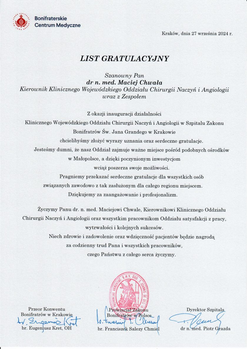 List gratulacyjny wystawiony przez Bonifraterskie Centrum Medyczne w Krakowie, datowany na 27 września 2024 roku, skierowany do dr n. med. Macieja Chwały, Kierownika Klinicznego Wojewódzkiego Oddziału Chirurgii Naczyń i Angiologii, w którym wyrażane są wyrazy uznania za jego osiągnięcia oraz podziękowania za zaangażowanie i profesjonalizm. List został podpisany przez przedstawicieli Bonifratrów, w tym Przeora Konwentu w Krakowie oraz Prowincjała Zakonu Bonifratrów w Polsce