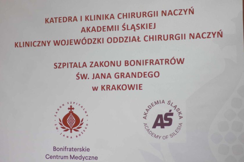 Slajd informacyjny z napisem: "Katedra i Klinika Chirurgii Naczyń Akademii Śląskiej, Kliniczny Wojewódzki Oddział Chirurgii Naczyń, Szpitala Zakonu Bonifratrów św. Jana Grandeo w Krakowie