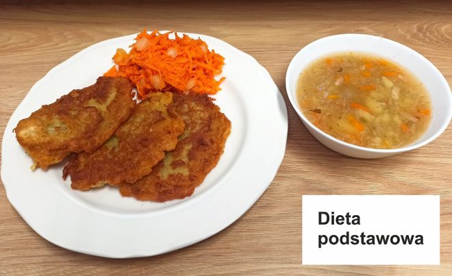 Na drugim zdjęciu przedstawiono dietę podstawową, składającą się z placków ziemniaczanych, surówki z marchewki oraz talerza gorącej zupy warzywnej. Ten posiłek oferuje zbilansowaną mieszankę węglowodanów, białek i błonnika, dostosowaną do potrzeb osób na diecie podstawowej