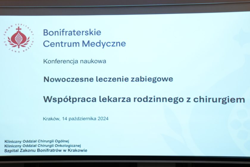 Ekran z prezentacją podczas konferencji. Na slajdzie widoczne jest logo Bonifraterskiego Centrum Medycznego oraz tytuł konferencji: „Nowoczesne leczenie zabiegowe. Współpraca lekarza rodzinnego z chirurgiem”, wraz z datą i lokalizacją – Kraków, 14 października 2024