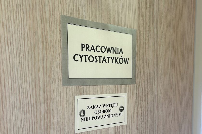 Drzwi do „Pracowni cytostatyków” z tabliczką ostrzegającą o zakazie wstępu dla osób nieupoważnionych. Na drzwiach widoczne są znaki ostrzegawcze i napisy