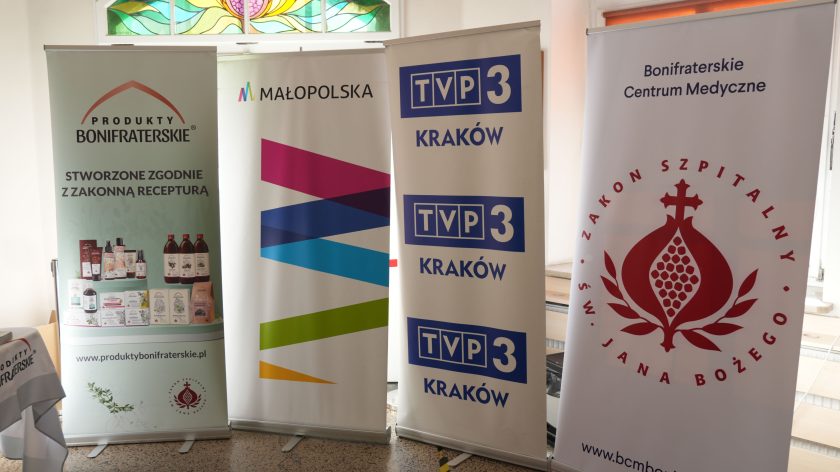 Zestaw banerów promocyjnych ustawionych obok siebie. Widoczne są banery „Produkty Bonifraterskie”, „Małopolska”, „TVP 3 Kraków” oraz „Bonifraterskie Centrum Medyczne”. Kolorowe logotypy i napisy tworzą elegancką oprawę informacyjną