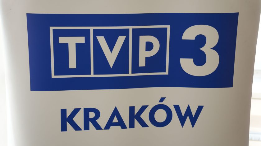 Baner „TVP 3 Kraków” z charakterystycznym niebieskim logo na białym tle. Projekt jest prosty, wyróżniający się intensywnym kolorem napisu