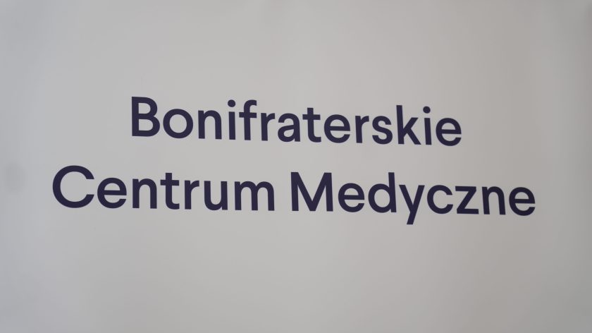 Baner „Bonifraterskie Centrum Medyczne” z napisem na białym tle. Minimalistyczny design podkreśla profesjonalny charakter instytucji