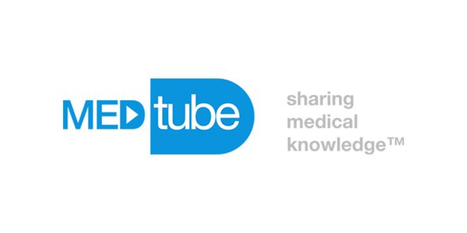 Logo platformy MEDtube, przedstawiające stylizowany napis 'MEDtube' w niebieskim i białym kolorze. Litera 'D' w słowie 'MED' została zaprojektowana jako trójkąt skierowany w prawo, przypominający symbol odtwarzania wideo. Po prawej stronie znajduje się hasło w kolorze szarym: 'sharing medical knowledge™', co oznacza 'dzielenie się wiedzą medyczną'