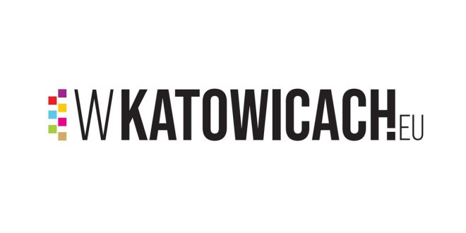 Logo portalu WKatowicach.eu. Czarny napis „W KATOWICACH” w nowoczesnej, minimalistycznej czcionce. Po lewej stronie znajduje się charakterystyczny element graficzny – pionowy układ sześciu kwadratów w różnych kolorach (czerwony, pomarańczowy, żółty, zielony, niebieski, fioletowy). Po prawej stronie nazwy widnieje rozszerzenie „.EU” w cieńszej czcionce