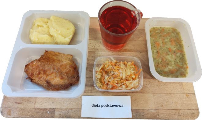 Dieta podstawowa: Porcja obiadowa składająca się z puree ziemniaczanego, panierowanego kotleta schabowego, surówki z białej kapusty i marchewki, a także zupy jarzynowej podanej w oddzielnym pojemniku. Do posiłku dołączono kubek czerwonego napoju owocowego