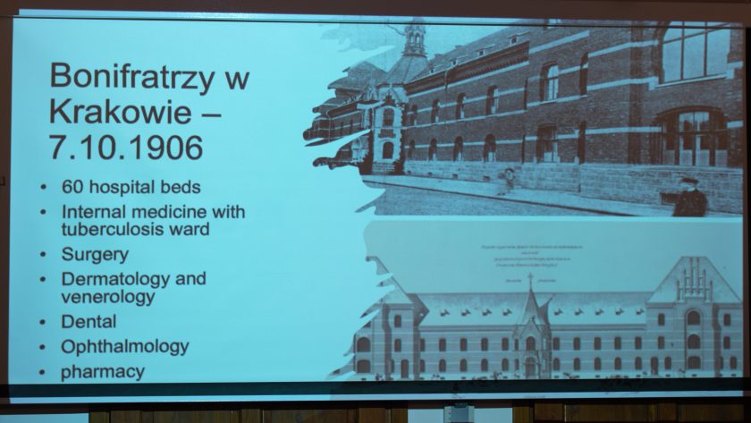 Slajd prezentacji zatytułowany „Bonifratrzy w Krakowie – 7.10.1906” z informacjami o szpitalu z 60 łóżkami i wieloma specjalizacjami. Obok historyczne zdjęcia budynku szpitalnego i jego architektoniczna wizualizacja
