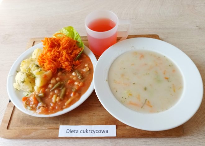 Obiad dla osób z cukrzycą. Na talerzu ziemniaki z koperkiem, marchewka tarta, warzywa strączkowe i korzeniowe w gęstym sosie, zupa jarzynowa o kremowej konsystencji oraz napój w odcieniu czerwonym podany w plastikowym kubku