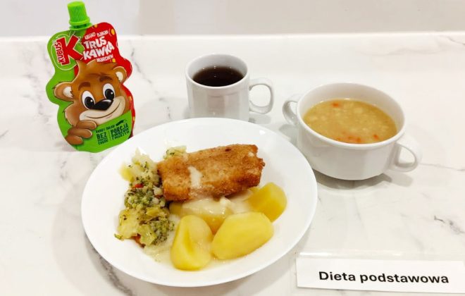 Tradycyjny, domowy obiad: filet rybny panierowany z ziemniakami, warzywami gotowanymi (kapusta, brokuły, marchew), porcja krupniku oraz herbata. Dodatkowo – owocowy mus Kubuś, źródło witamin bez dodatku cukru
