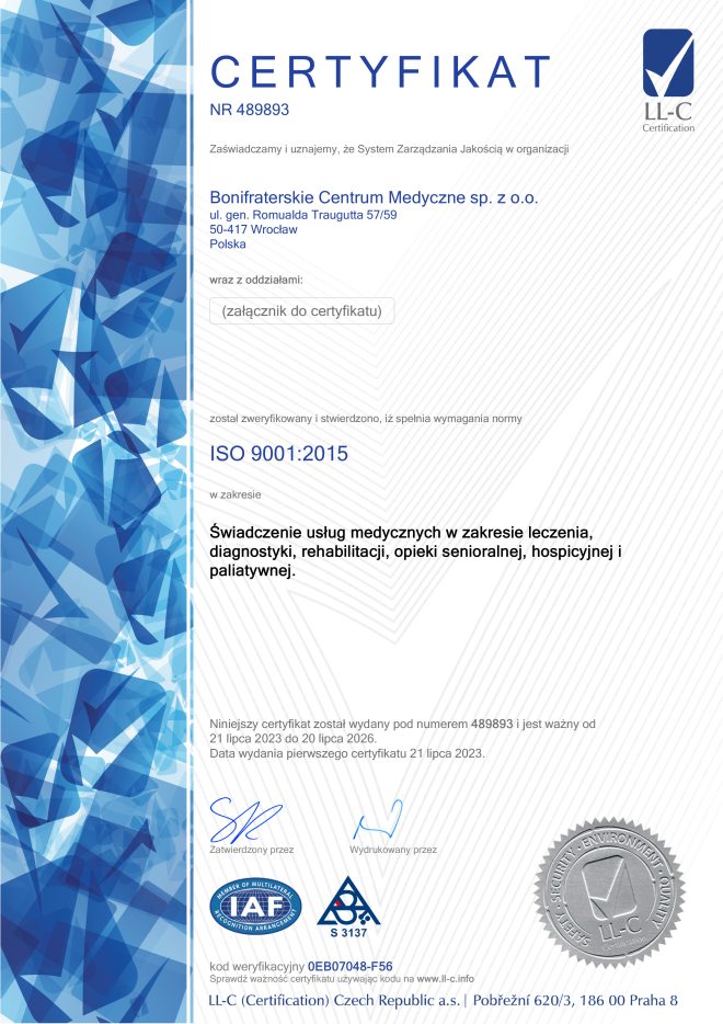 Certyfikat ISO 9001:2015 nr 489893 dla Bonifraterskiego Centrum Medycznego sp. z o.o., potwierdzający zgodność Systemu Zarządzania Jakością w zakresie świadczenia usług medycznych: leczenia, diagnostyki, rehabilitacji, opieki senioralnej, hospicyjnej i paliatywnej. Certyfikat wydany 21 lipca 2023 r., ważny do 20 lipca 2026 r. Wystawiony przez LL-C Certification Czech Republic a.s