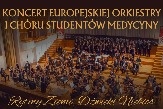 Duża sala koncertowa wypełniona muzykami i chórzystami ubranymi na czarno. Na scenie widoczna Europejska Orkiestra i Chór Studentów Medycyny, ustawieni w półkolu – z przodu orkiestra, w tle chór. Widownia w cieniu. W górnej części grafiki widnieje duży złoty napis: „Koncert Europejskiej Orkiestry i Chóru Studentów Medycyny”. Na dole w ozdobnym kroju pisma: „Rytmy Ziemi, Dźwięki Niebios”