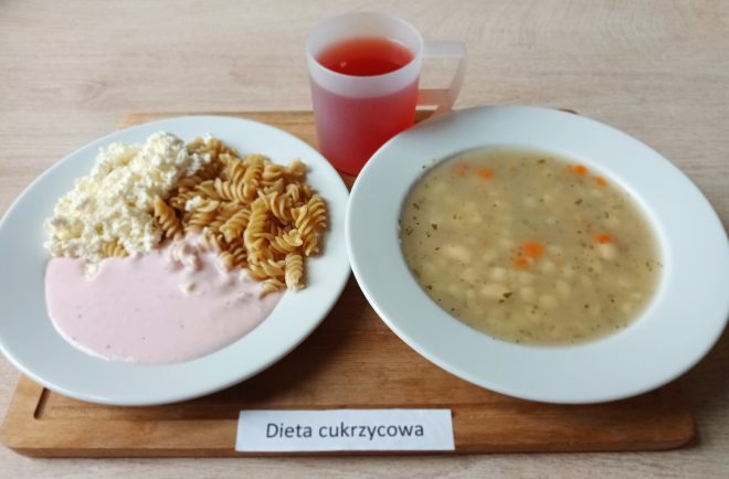 Pełnowartościowy obiad – to przykład, jak w prosty sposób można komponować posiłki przyjazne diabetykom: zupa jarzynowa na wywarze warzywnym z drobno pokrojonymi warzywami (m.in. marchew, ziemniak, pietruszka), danie główne: pełnoziarnisty makaron świderki z twarogiem, podane z lekkim sosem jogurtowo-truskawkowym. Do picia podano kompot owocowy bez dodatku cukru, który nawadnia i uzupełnia smak całego posiłku