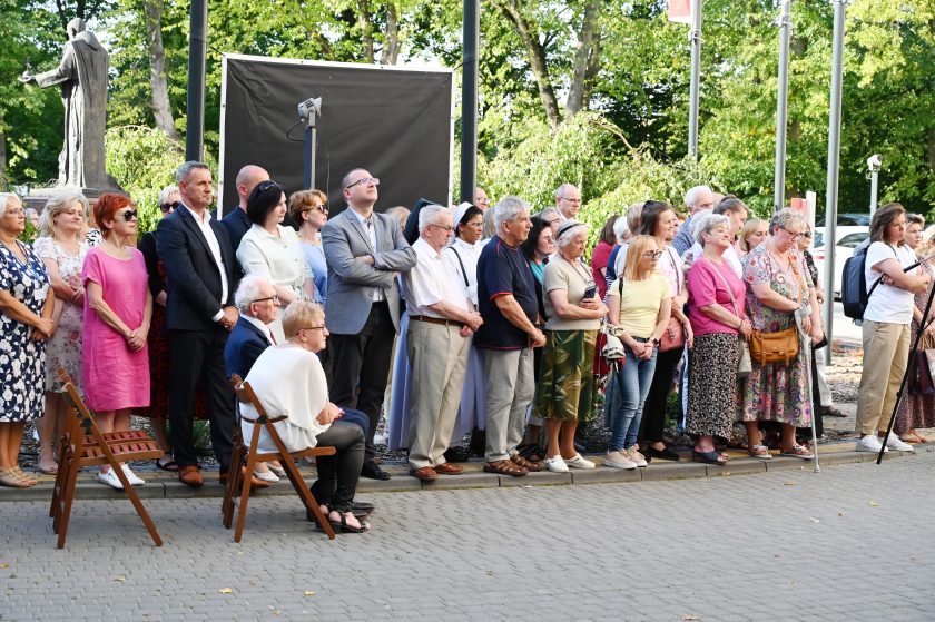Zgromadzona publiczność – wierni, duchowni i świeccy – uczestniczą w uroczystości jubileuszowej Bonifratrów na dziedzińcu