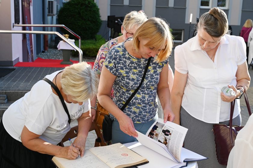 Uczestniczki wydarzenia wpisują się do księgi pamiątkowej oraz przeglądają kronikę podczas jubileuszu