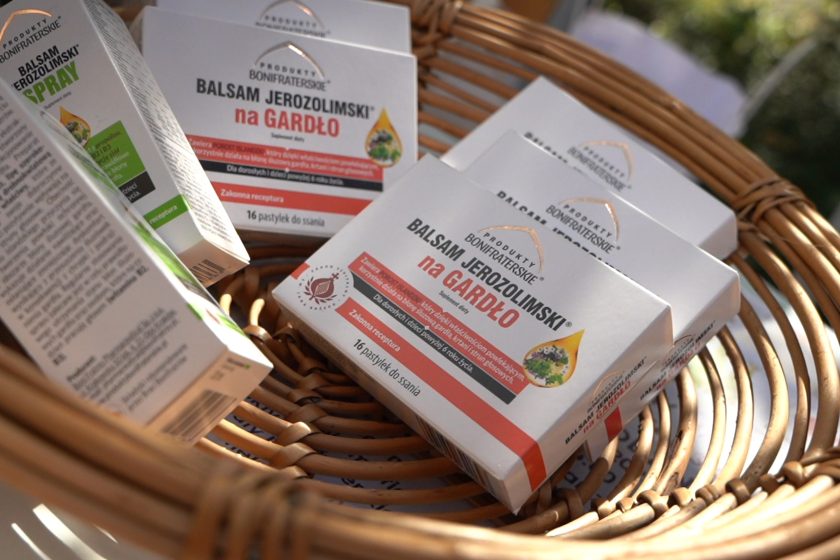 Produkty Bonifraterskie – pastylki – Opakowania „Balsamu Jerozolimskiego na gardło” w koszyku, oznaczone jako receptura zakonna