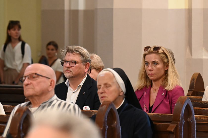 Wierni zgromadzeni w kościele podczas nabożeństwa jubileuszowego – wśród nich zakonnica i świeccy uczestnicy uroczystości