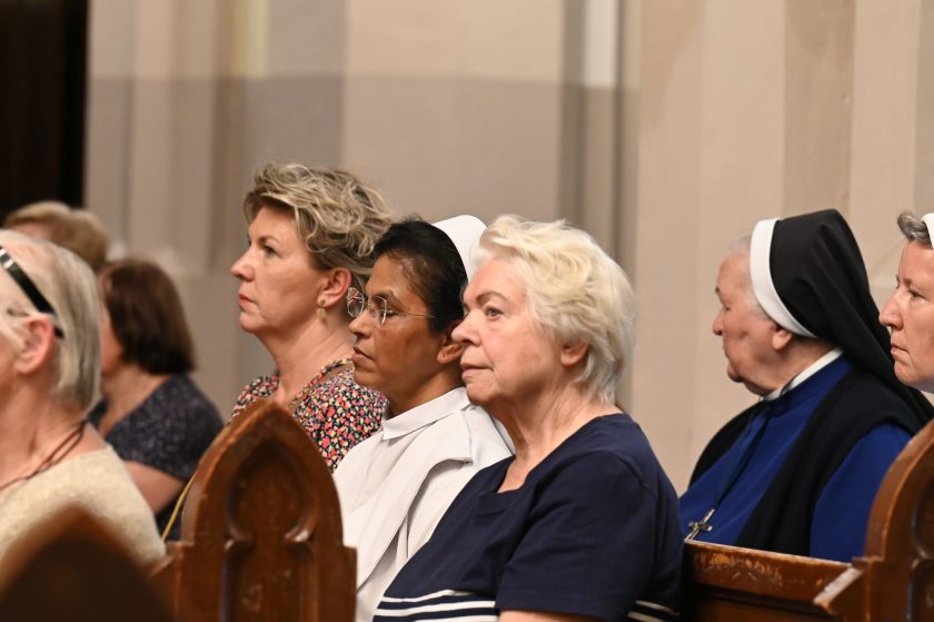 Siostry zakonne i kobiety świeckie modlą się w ławkach podczas nabożeństwa jubileuszowego