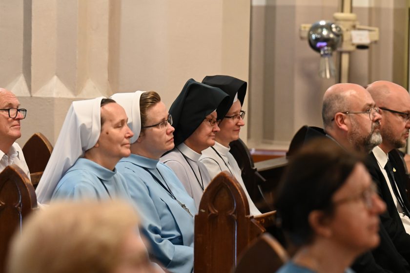 Siostry zakonne w habitach oraz wierni świeccy siedzą w ławkach kościelnych podczas nabożeństwa jubileuszowego