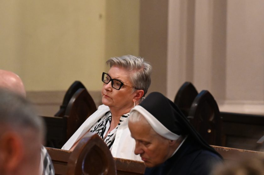 Kobieta w okularach oraz zakonnica w habicie siedzą w ławkach kościelnych podczas mszy jubileuszowej